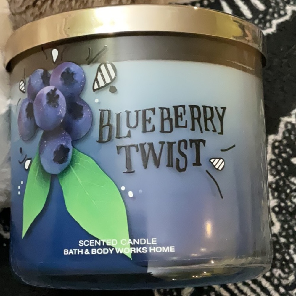 Bath and body works blueberry twist candle